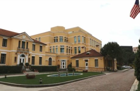 Ambasada Amerikane njofton qytetarët: Kush ka fituar Lotarinë, nuk i garantohet viza