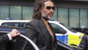 Russell Brand mohon akuzat për përdhunim dhe sulme seksuale