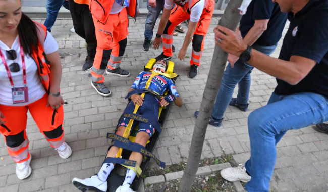 Përplasje e frikshme në Giro d’Italia në Tiranë, çiklisti përfundon në spital