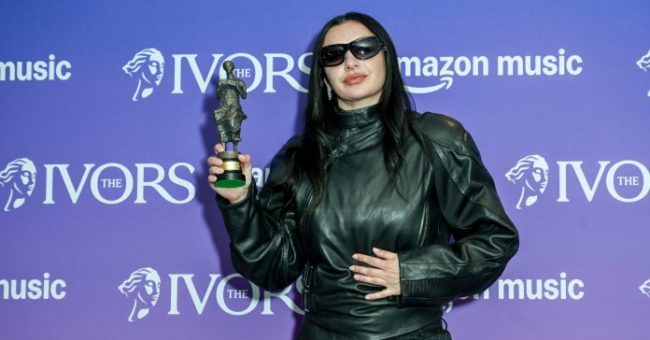 Charli XCX hyn në botën e filmit me rolin kryesor në “Erupcja”