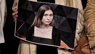Deputetët i kërkojnë Zelenskyt ta shpalli “Hero të Ukrainës” gazetaren Roshchyna