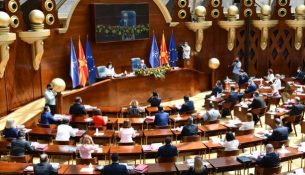 Kuvendi i RMV-së konstaton dorëheqjen e Arben Taravarit dhe dy zëvendësministrave