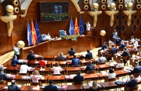 Kuvendi i RMV-së konstaton dorëheqjen e Arben Taravarit dhe dy zëvendësministrave