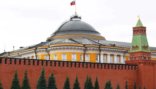 Kremlini thotë se do ta “shqyrtojë deri në fund” propozimin për armëpushim në Ukrainë