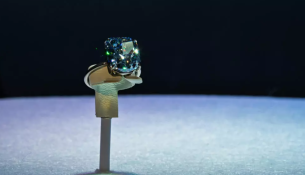 Një diamant blu shitet në ankand për gati 20 milionë euro
