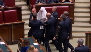 Deputeti italian vishet si fantazmë për të protestuar kundër abstenimit në referendume