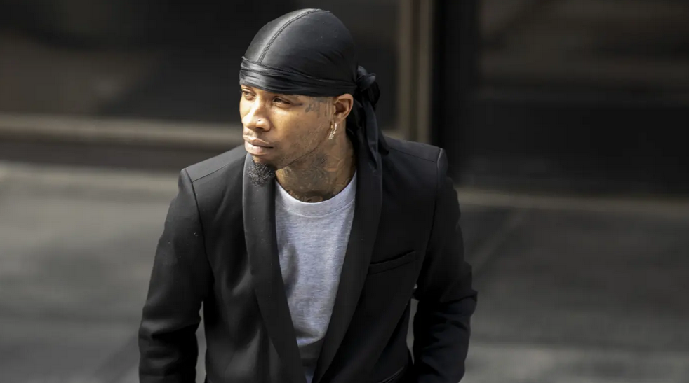 Tory Lanez plagoset me thikë në fytyrë në burg, dërgohet me urgjencë në spital