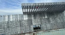 Fasada që flet, apo Porta metalike e Shqipërisë moderne në Aerportin e Tiranës