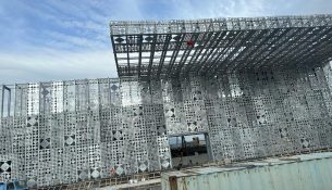 Fasada që flet, apo Porta metalike e Shqipërisë moderne në Aeroportin e Tiranës