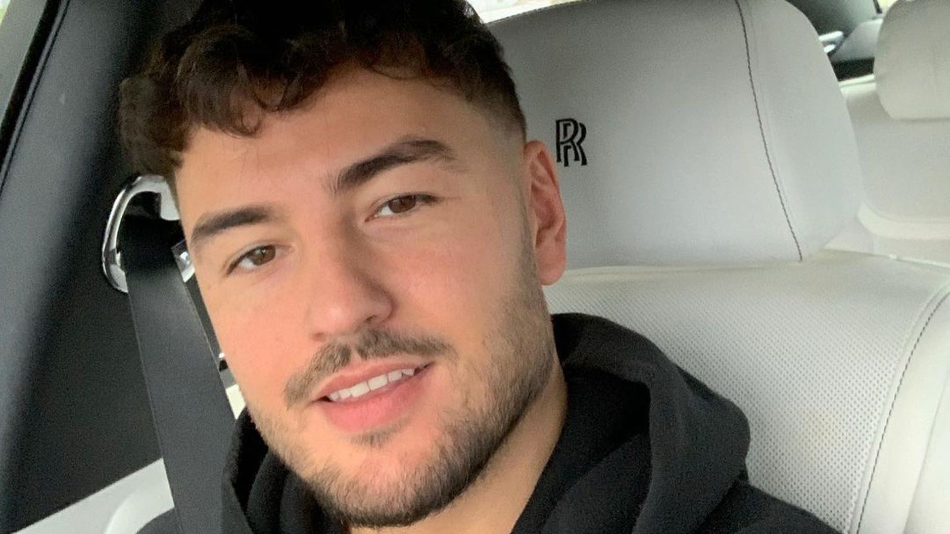 Ardian Bujupi dhe kapitulli i ri familjar: Brenda shtëpisë së re të artistit në stil minimalist