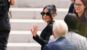 Kim Kardashian përshëndet turmën teksa mbërrin për të dëshmuar në gjykatën e Parisit