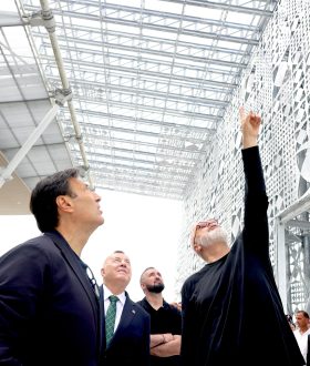 Dantelet e hekurit dhe shija e një Shqipërie që fluturon