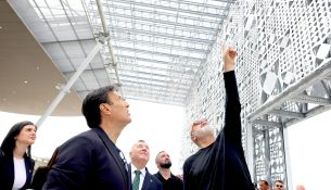 Dantelet e hekurit dhe shija e një Shqipërie që fluturon
