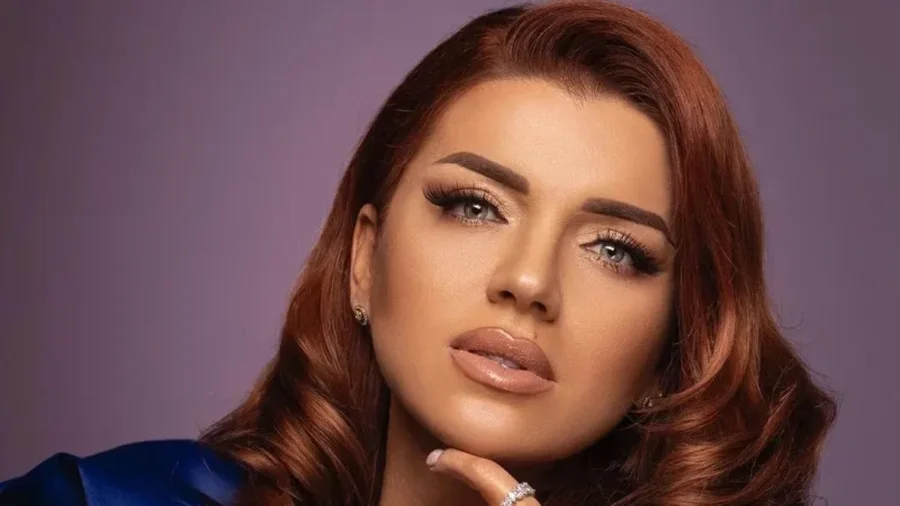 Edona Llalloshi gati me këngë të re: Deputetja që nuk e lë skenën muzikore pas