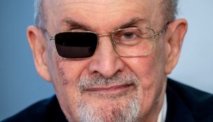 Salman Rushdie thyen heshtjen mbi dënimin e sulmuesit, librin e ri dhe humbjen e një miku