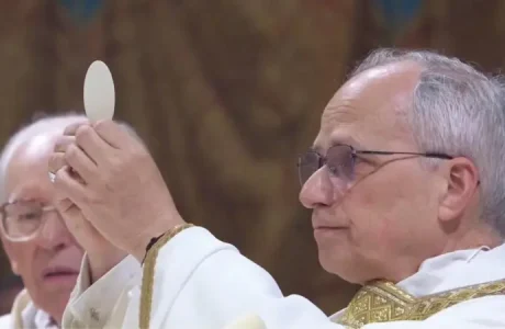 Kisha mund të ndihmojë në ndriçimin e netëve të errëta të kësaj bote, thotë Papa Leoni i XIV në Meshën e parë