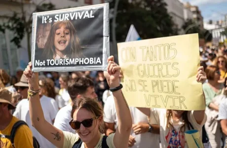Spanja kërkon heqjen e 66 mijë pronave në Airbnb mes protestave kundër mbi-turizmit