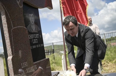 Kurti nderon Xhevdet Lecin në 26-vjetorin e rënies