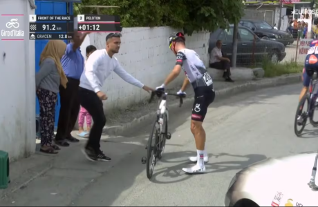 Shënohet incidenti i parë në Giro d’Italia