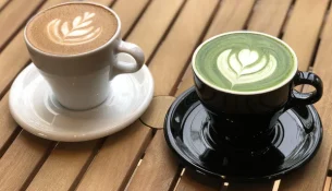 Kafe apo Matcha: Cila pije ju ofron më shumë energji dhe shëndet?