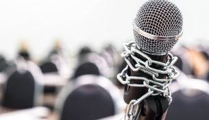 Liria e shtypit në Shqipëri – Statistikat përmirësohen, realiteti mbetet i ashpër