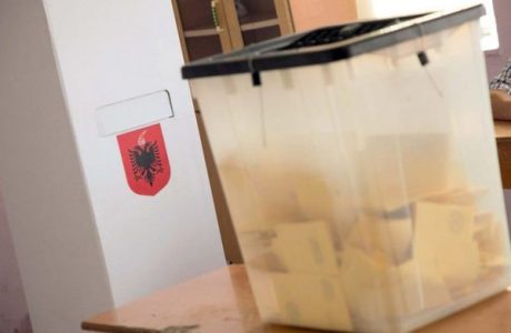 Ndërpritet përkohësisht votimi në një tjetër qendër votimi në Elbasan