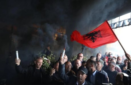 Trendafilova anulon konferencën në Prishtinë pas protestës së veteranëve të UÇK-së