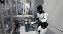 Tesla prezanton robotin e saj gjithnjë e më të aftë