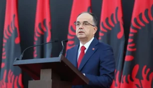 Begaj uron Albanese-n pas fitores: Krenarë që një lider arbëresh udhëheq një vend aq të madh