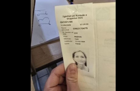 Qytetarja “fotografon votën në një QV” në Elbasan