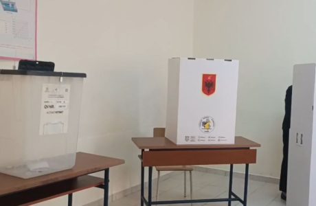 Ndërpritet përkohësisht votimi në një qendër votimi në Librazhd, shkak fotografimi i votës
