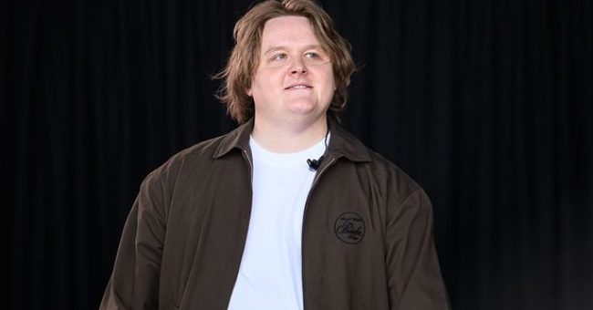 Lewis Capaldi rikthehet në skenë me turne të ri në Mbretërinë e Bashkuar dhe Irlandë