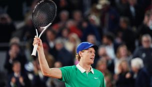 Sinner eklipson Djokoviç dhe kap finalen e French Open përballë Alcaraz