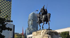 Shqiptarët më pak negativë për ekonominë se fqinjët, por ende të shqetësuar