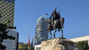 Shqiptarët më pak negativë për ekonominë se fqinjët, por ende të shqetësuar