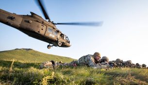 Manovra ajrore e KFOR-it me helikopterë: Ushtarët amerikanë stërviten pranë kufirit me Serbinë