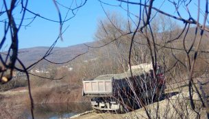 Arrestohet i dyshuari i 19-të për degradimin e mjedisit në Prizren, sekuestrohen kamioni dhe eskavatori