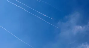 Rreth 20 raketa të lëshuara me breshëri, izraelitët lejohen të largohen nga strehimoret