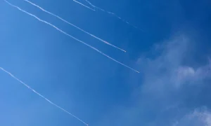 Rreth 20 raketa të lëshuara me breshëri, izraelitët lejohen të largohen nga strehimoret