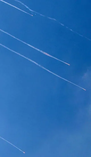 Rreth 20 raketa të lëshuara me breshëri, izraelitët lejohen të largohen nga strehimoret