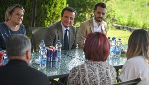 Kurti viziton familjen e Arbnor Spahiut: Angazhim maksimal për lirimin e tij