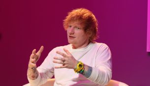 Ipswich bëhet rozë për Ed Sheeran