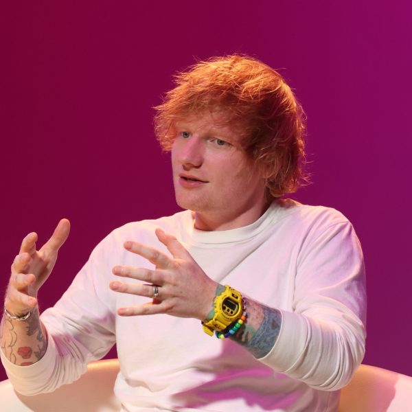 Gjashtë anëtarë të ekipit të Ed Sheeran përfundojnë në spital pas një aksidenti