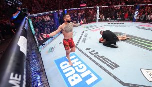 Topuria nokauton Oliveira-n për t’u bërë kampion i dyfishtë dhe legjendë e UFC-së