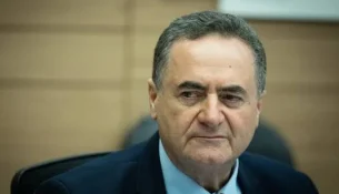Irani kaloi “vijat e kuqe” duke synuar zonat civile, thotë ministri i Mbrojtjes izraelite