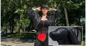 Jonida Maliqi “nxjerr në shëtitje” çantën e re prej 2,390 eurosh