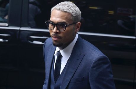Chris Brown përballet me drejtësinë në Londër për akuzën e sulmit të rëndë fizik