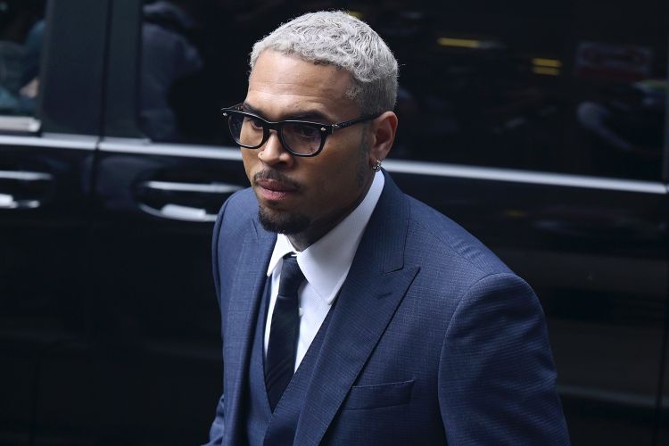 Chris Brown përballet me drejtësinë në Londër për akuzën e sulmit të rëndë fizik