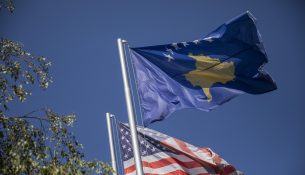 Çfarë rrezikon Kosova duke pranuar migrantët e dëbuar nga Amerika?