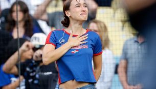 Nezza këndon himnin amerikan në spanjisht në stadiumin Dodger